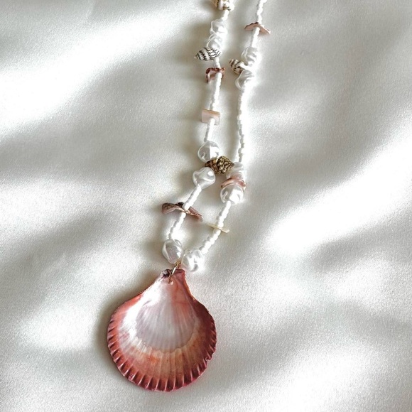 VINTAGE Dainty Beaded Shell Necklace-22"~ SO PRETTY! Boho Pendant Necklace - Picture 5 of 6